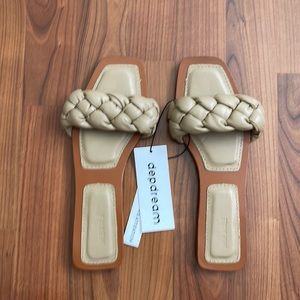NWT sandal